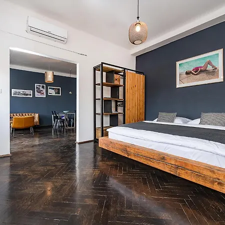 Floor Industrial With A River View براغ
